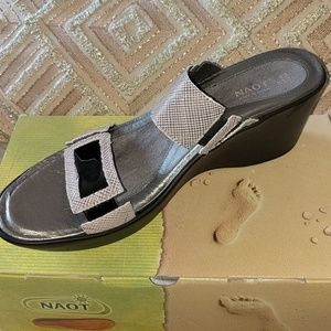 NEW Women's Naot Black Fish Net & Patent WEDGE 43 Us 12